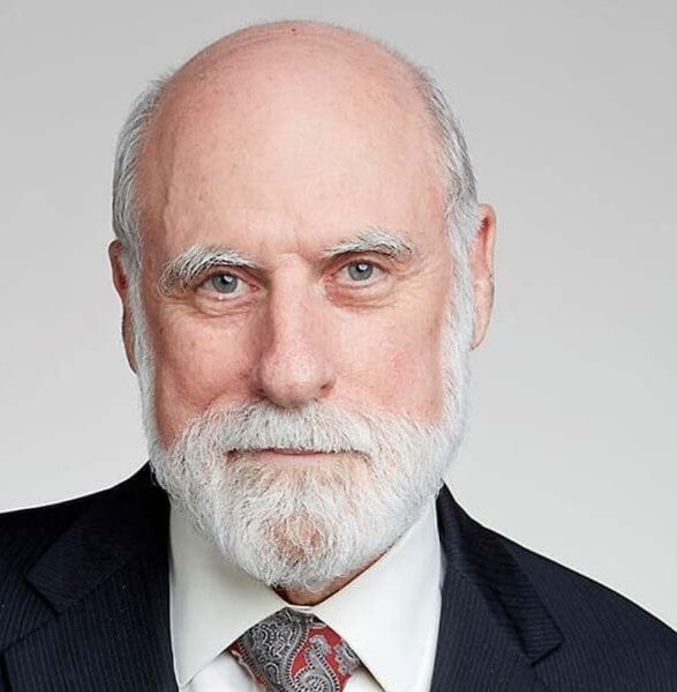 أعلن عالم الحاسوب الأمريكي البارز فينتون سيرف (Vinton Cerf)، المعروف عالمياً بلقب “الأب الروحي للإنترنت”، تقاعده رسمياً من شركة “غوغل” (Google)