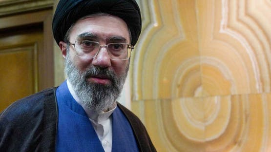 في رسالة مكتوبة بعد تشييع والده: مجتبى خامنئي يتوعد بالانتقام ويؤكد ثبات النهج